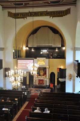 In der Lutherkirche, Blick zu Altar und Orgel